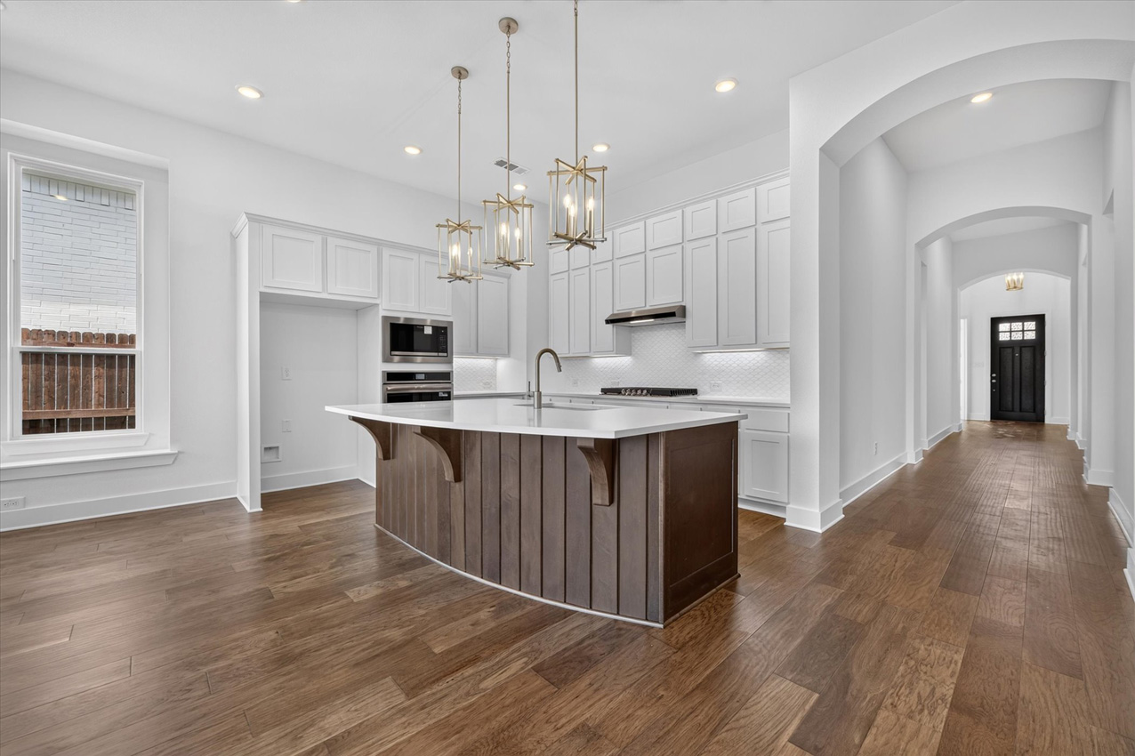 Davenport at 7828 Pondview Lane, Fort Worth, Texas: photo 2