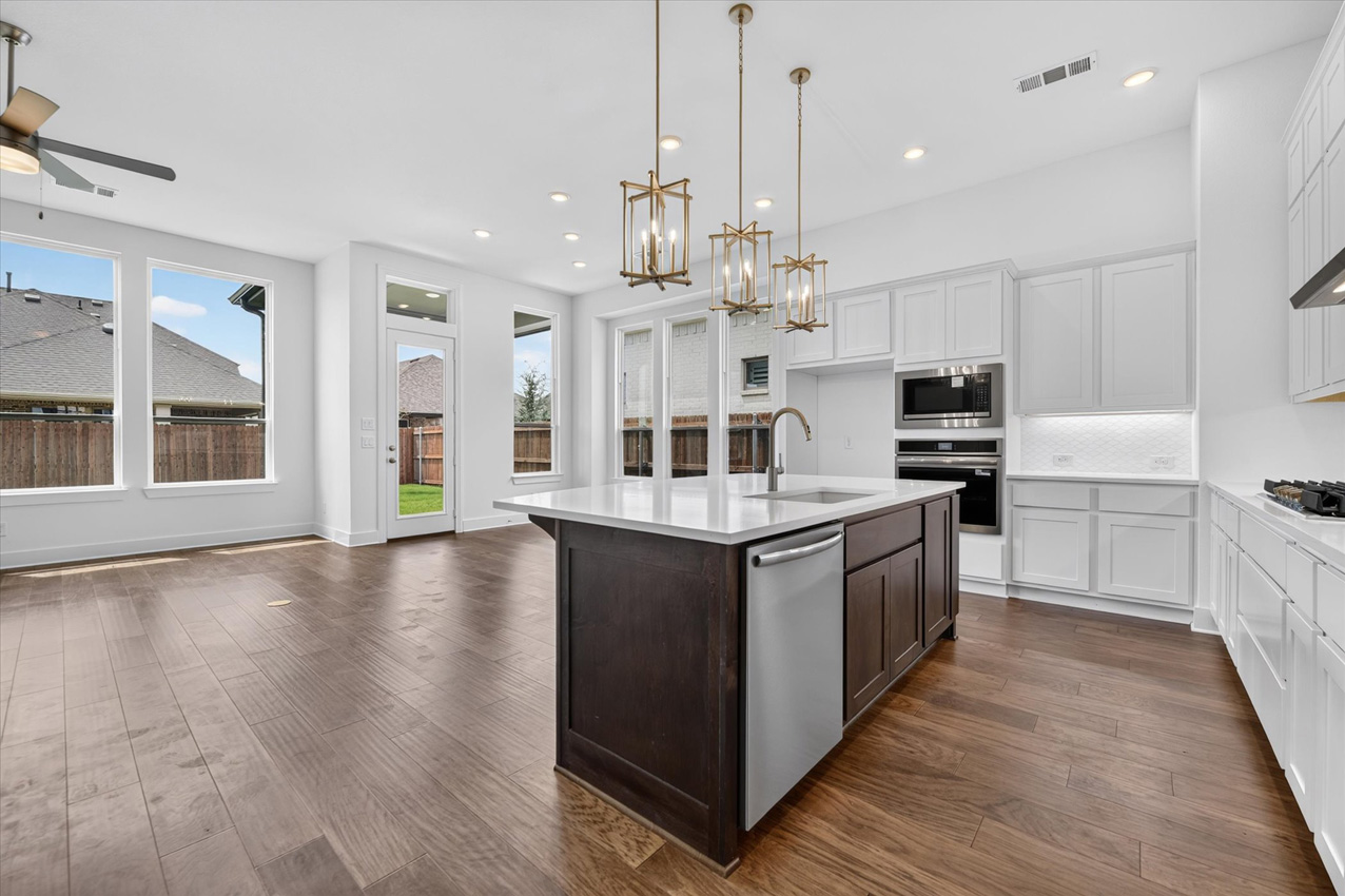 Davenport at 7828 Pondview Lane, Fort Worth, Texas: photo 3