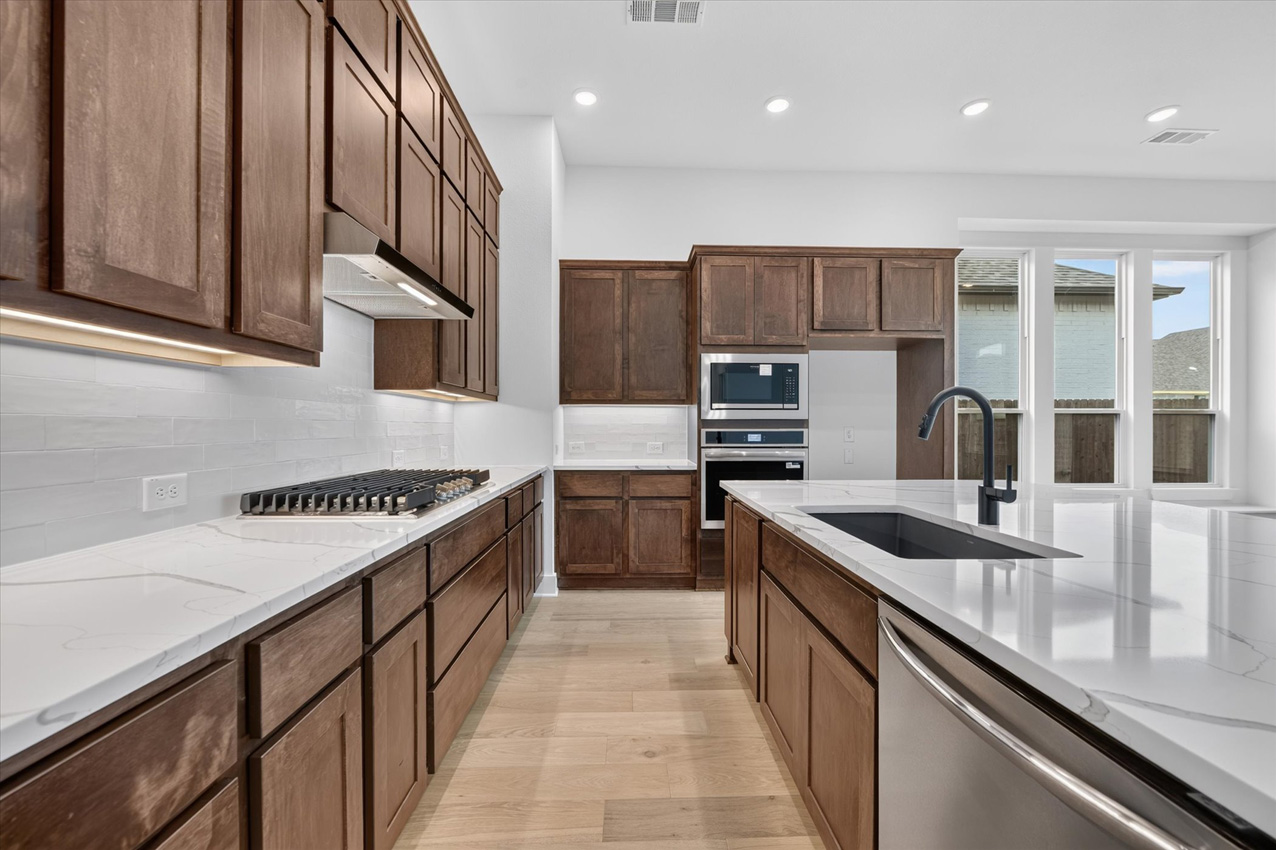 Davenport at 7841 Whisterwheel Way, Fort Worth, Texas: photo 3