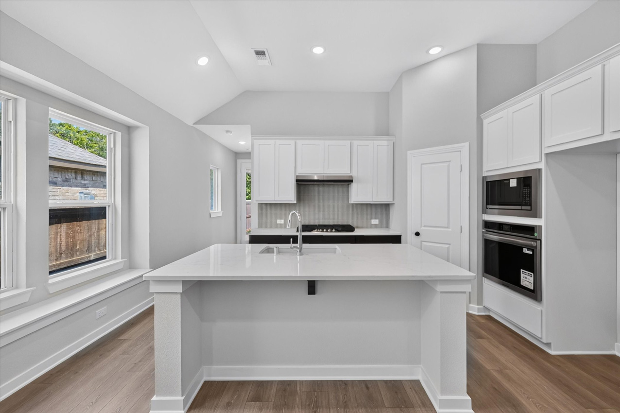 Carlton at 3710 Southbend Drive, Denison, Texas: photo 3